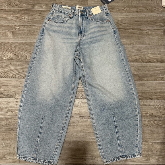 Universal Thread High-Rise Easy Barrel Ankle Jeans - Picture 5 of 8